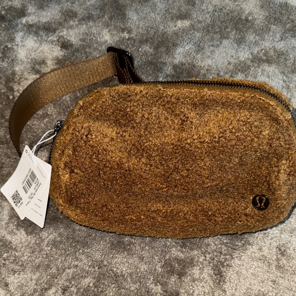 First Release Everywhere belt bag fleece